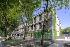 Das in Holzmodulbauweise gestaltete Schulgebäude in Dortmund verfügt über eine hoch wärmegedämmte Gebäudehülle mit hochwertiger Mineralwolle innerhalb der Holzrahmenbau-Außenwände. Durch Wärmepumpen, eine PV-Anlage auf dem Gründach und dezentrale Lüftungsgeräte mit Wärmerückgewinnung konnte der KfW 55 EE-Standard erfüllt werden 