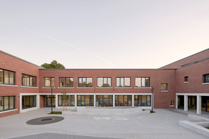  Wenn ein Schulbau effizient geplant wird und Kindern ein zweites Zuhause bietet, dann sprechen wir von einem zukunftsfähigen Bildungsbau. So geschehen in Kirchhuchting bei Bremen. Innerhalb von nur zwei Jahren realisierten die Planer von GME hier eine neue 3-zügige Grundschule, die allen zuvor genannten Aspekten entspricht 