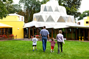  Das vom Stararchitekten Frank Gehry entworfene Ronald McDonald Haus in Bad Oeynhausen bietet Familien mit schwerkranken Kindern, die in der Klinik für angeborene Herzfehler des Herz- und Diabeteszentrums NRW behandelt werden, ein Zuhause auf Zeit 