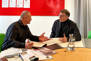  Michael Schuster (links) im angeregten Dialog mit Prof. Jan R. Krause 