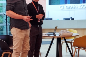  DBZ-Redakteur Jan Ahrenberg lernt die Programmsteuerung per Gesten und Augenklick. Zunächst ungewohnt, gelang die Bedienung der Software auf diese Weise jedoch relativ schnell 