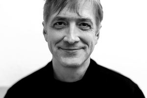  Prof. Dr.-Ing. Mathias Wirths wurde 1970 geboren und studierte Architektur an der GH Siegen und der BUGH Wuppertal. Nach seinem Studium im Jahr 1998 arbeitete er parallel zu seiner wissenschaftlichen Laufbahn als angestellter und freier Architekt mit den Schwerpunkten Bauen im Bestand. Neben Forschungs- und Lehrerfahrungen an der Universität Siegen sammelte er weitere Kompetenzen an der RWTH Aachen und der FH Dortmund. Im Jahr 2021 wurde er an der Universität Siegen zum außerplanmäßigen Professor im Fachgebiet Materialkunde ernannt. Sein Forschungsschwerpunkt ist die Entwicklung von Baumaterialien aus nachwachsenden Rohstoffen 