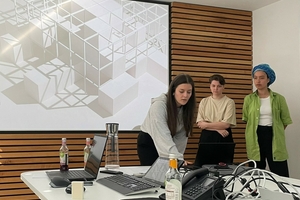  Wertvolle Synergien nutzen: Die Studierenden der Alanus Hochschule und der Universität Siegen bei der Präsentation ihrer Wettbewerbsentwürfe, die nach der Besichtigung des Werks in Dölbau über Nacht entstanden sind 
