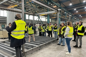  Vorweg nahmen die Studierenden an einer Werksbesichtigung bei Kleusberg in Dölbau teil. Dort wurden ihnen alle relevanten Produktionsprozesse erklärt 
