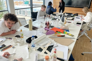  Kreatives Chaos: Unweit der Werkshalle fanden sich Lehrende, Modulbauexperten wie Studierende für die Entwicklung diverser Wettbewerbsprojekte ein. Über Nacht sind so mehrere studentische Entwürfe für ein modulares Studentenwohnheim entstanden 