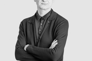  Prof. Marek Nowak studierte an der RWTH Aachen und stieß im Jahr 1994 zu gmp. Zu den von ihm verantworteten Projekten zählen mehrere internationale Sportbauten wie das Kölner Rhein Energie Stadion, das Century Lotus Sports Park Stadium in Foshan, das Olympiastadion in Kiew oder das Stadion Śląski im polnischen Chorzów, aber auch die Planung einer Halle der Messe Düsseldorf und der Entwurf der Unternehmenszentrale Trianel in Aachen sind Teil seines Portfolios. Darüber hinaus verfügt Nowak über eine breite Expertise zu seriellen Bauverfahren und setzt sich bereits seit vielen Jahren dafür ein, den Modulbau zu einer festen Größe in der Hochschullehre zu machen 