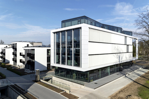  In Rekordzeit errichtete das Planungsbüro mhr-architektur die neue Firmenzentrale von Powercloud. Auf über 20 000 m2 sind neben der Powercloud-Zentrale 140 Wohnungen, ein Hotel, eine Bäckerei, ein Restaurant, zwei Tiefgaragen sowie Ladestatio­nen für Elektroautos, E-Bikes und E-Roller entstanden 