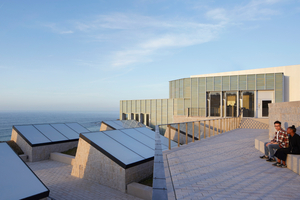  Die Oberlichter des Erweiterungsbaus der Tate St Ives, Cornwall, fangen das natürliche Küs­tenlicht ein und leiten es in die Ausstellungen 