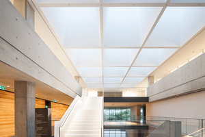  Im Atrium des Cau Chak Wing Museums erschließen offene Treppen die Geschosse. Das Oberlicht ist als 3-Scheiben-Aufbau ausgeführt 