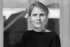  Mikala Holme Samsøe ist Professorin für Entwerfen und Gestalten an der Technischen Hochschule Augsburg. Gemeinsam mit Amandus Samsøe Sattler ist sie Gründerin des Architekturbüros ensømble Studio Architektur, das seinen Schwerpunkt auf einen reduktiven Umgang mit Materialien und Bestand legt. 