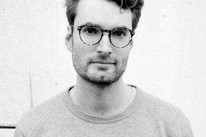  Autor: Dr. phil. Alexander Stumm ist wissenschaftlicher Mitarbeiter an der Uni Kassel am FG Architekturtheorie und Entwerfen. Er studierte Kunstgeschichte und Neuere Deutsche Literatur in München, Berlin und Venedig und war Vertretungs-Professor für Architekturtheorie an der B-TU Cottbus (2022–23), Dozent für Architekturgeschichte an der VGU in Ho-Chi-Minh-Stadt (2020-23), an der TU Berlin (2020-22). Er war als Redakteur bei den Architekturzeitschriften Arch+ (2017–2019, BauNetz (2019–22), und Bauwelt (2022–2023) tätig. Seine Promotion „Architektonische Konzepte der Rekonstruktion“ erschien 2017  im Birkhäuser Verlag in der Reihe Bauwelt Fundamente. 