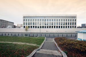  Ein Trampelpfad mit Blick auf die Ostfassade des Berliner Schlosses 