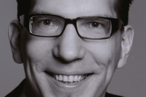  Jan R. Krause ist seit 2003 Professor für Architektur Media Management AMM an der Hochschule Bochum. In Lehre und Forschung widmet er sich Fragen der Architekturvermittlung mit den Schwerpunkten Nachhaltigkeitskommunikation und Künstliche Intelligenz. Mit seiner Agentur ABA Architektur+Kommunikation in Berlin und der academy for architectural thinking konzipiert er Kommunikationsstrategien für Architekt:innen und Bauindustrie. Sein Job-Portal ofat-recruiting ist die führende Plattform zur Vermittlung von Kommunikationsprofis der Baubranche. Krause studierte Architektur an der TU Braunschweig, ETH Zürich und TU Wien sowie Internationales Management an der Vlerick Management School in Leuven-Gent. Er arbeitete vier Jahre als Redakteur der Architekturzeitschriften AIT und XIA, leitete 15 Jahre die Unternehmenskommunikation bei Eternit und vier Jahre das Internationale Strategische Marketing bei Sto. Krause ist 1. Vorsitzender des Deutschen Werkbunds und Mitglied im BDA und DJV. 