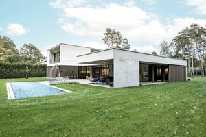  Schlichte Eleganz trifft auf nachhaltige Effizienz – an der Villa Maasmechelen von PCp Architects zeigt sich, wie sich minimalistisches Design und energieeffiziente Bauweise zu einem harmonischen Gesamtbild vereinen 