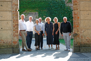  Die Jury des Balthasar Neumann Preises 2025 (von links): Christoph Schild, BDB-PräsidentProf. Christian Schlüter-VorwergProf. Dr.-Ing. Annette HafnerProf. Dr.-Ing. Lucio BlandiniProf. Dr. Michaela LambertzProf. Mikala Holme Samsøe, Juryvorsitzende Michael Schuster, DBZ-Chefredakteur 