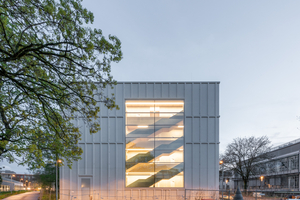  Ein Blick in das Treppenhaus aus Sichtbeton des nun fertiggestellten Forschungsinstituts der Fakultät für Chemie an der Uni Heidelberg 