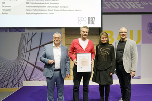  Kilian Kresing (2.v.l.) eingerahmt von DBZ-Chefredakteur Michael Schuster und Jury-Vorsitzender Mikala Holme Samsøe sowie BDB-Präsident Christoph Schild (r.)  