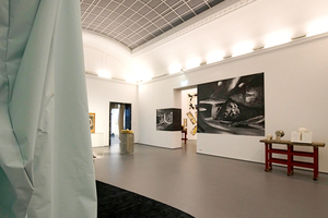  Rechts: Arbeitstisch Pichlers mit „Kopf“ und „Schädeldecke (wie ein ­Gebäude)“. Dahinter ein Foto von Kieslers Modell des Endless House. Vorne links: Stofffahne von raumlabor berlin 