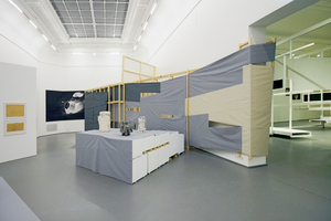  Display von raumlabor berlin: Aus den Lagerbeständen des Hauses gefertigt mit allen Unzulänglichkeiten („halluzinierende Unschärfe“, so raumlabor berlin) 