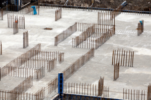  Langlebig, flexibel und kostengüns­tig: Für Aufgaben wie zum Beispiel den Wohnungsbau im unteren Preissegment ist Beton immer noch alternativlos – um so wichtiger die Forschung, die klimafreundlichen Varianten des Baustoffs den Weg bereitet 