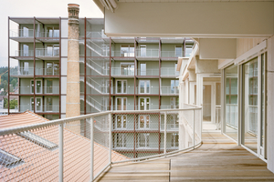  Viele der für Haus D (im Vordergrund r.) verwendeten aufgearbeiteten  Bauteile stammen aus Abrissobjekten  