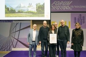  Verleihung der Anerkennung auf der BAU 2025 in München (v.l.): DBZ-Chefredakteur Michael Schuster, Christian Hellmund, Sophie von Mansberg und Stephan Schütz (gmp Architekten), BDB-Präsident Christoph Schild (hinten), Juryvorsitzende Mikala Holme Samsøe  