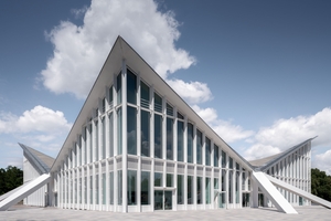  Die Hauptlasten der Dächer werden über Zugseile und Schrägstützen außerhalb der Fassade an das Erdreich abgegeben 