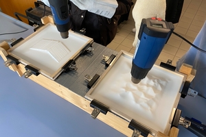  Das Verfahren des Vakuum­tiefziehens durch die Anwendung von Hitze ist aus der Verpackungsindustrie bekannt, z.B. bei der Herstellung von Joghurtbechern 