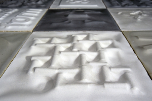  In der Lehrveranstaltung sind über 70 von den Studierenden individuell gestaltete Betonplatten entstanden 