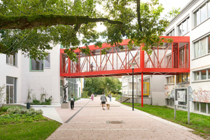  Gymnasium des Vereins Huckepack e. V. in Dresden: Bestands- und Erweiterungsbau sind mit einer Brücke verbunden, die über den öffentlichen „Montessoriweg“ führt. Während der eigentliche Schulbetrieb so intern erschlossen ist, öffnen sich Aula und Caféteria zum Stadtraum 
