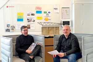  Im Büro von nyx Architekten in Nürnberg: Jan R. Krause (l.) und DBZ-Chefredakteur Michael Schuster (r.) im Gespräch über den Einsatz von KI beim Bauen im Bestand 