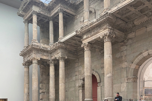  Die mit dem Gebäude baulich verbundenen Großarchitekturen müssen sorgfältig während des Umbaus geschützt und bewacht werden 
