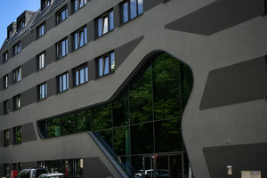  Mit einer markanten Adressbildung wird das neue, überhohe Foyer der Erweiterung der Jugendherberge zur Stadt geöffnet und trägt die organische Innenraumgestaltung nach außen 
