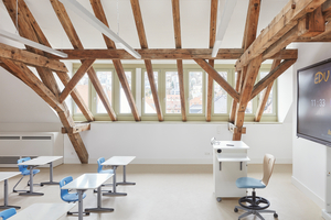 Klassenzimmer im Dachgeschoss: Die zusätzlichen, mit dem Denkmalamt abgestimmten Öffnungen sorgen für eine atelierartige Atmosphäre  