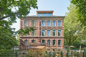  Seitliche Fassadenansicht der Katharinenschule in Esslingen: Lediglich auf den beiden Walmen erlaubte der Denkmalschutz zusätzliche Dachgauben 