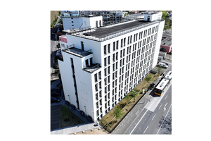  Nachher: Der modulare An- und Ausbau fügt sich nahtlos dem Bestandsgebäude an und wird von modernen Fassadenmodulen verkleidet. 