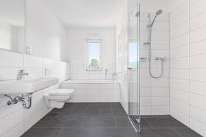  Die großzügigen Tageslicht-Bäder sind mit Dusche und Badewanne ausgestattet. 