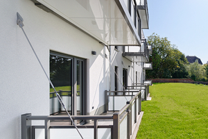  Das filigrane Hängesystem für die Balkone mit stabilen Stahlseilen sorgt für eine sehr ästhetische Optik. 