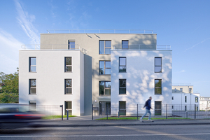 Die aufeinander abgestimmten Fenster- und Wandfarben der Putzfassade sorgen für ein stimmiges Erscheinungsbild entlang der Dechant-Ibach-Straße in Königswinter. 