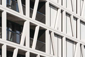  Die durchgehenden Loggien erlauben bereits eine natürliche Verschattung der raumhohen Fensterfronten. Für den außenliegenden Sonnen- und Blendschutz wählten die Architekten zusätzlich windstabile Fenstermarkisen  