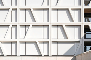  Sind die Fenstermarkisen von Warema heruntergefahren, verändern sie die Ansicht der plastischen Fassadenstruktur zu einem homogenen Betonrelief in strahlendem Weiß 