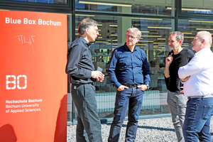  Prof. Jan R. Krause, Prof. Dr. Michael Maas (HS Bochum), Prof. André Habermann (Dekan des Fachbereichs Architektur, HS Bochum) und Michael Schuster (DBZ) vor der Hochschule Bochum (v. l.) 