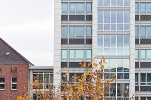  Die modernisierte Fassade des denkmalgeschützten Hochhauses in Berlin vereint Geschichte mit zeitgemäßer Architektur. 