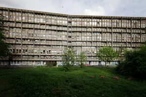  Gerne in aller Düsternis porträtiert: Robin Hood Gardens, Bauteil 2, hier vom Garten aus 