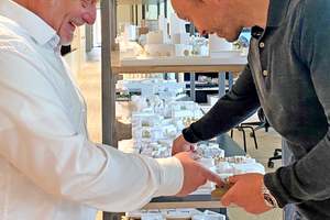  Michael Schuster (DBZ) und Caspar Schmitz-Morkramer vor der Modellgalerie im Kölner Architekturbüro „caspar.“ 