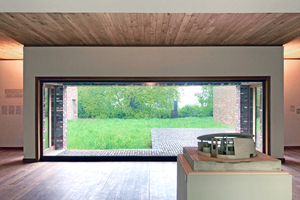  Ausstellungsansicht mit Modell Haus der Musiker im Siza-Pavillon, Hombroich 