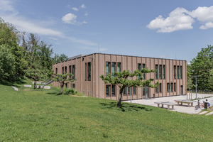 Auf einer Fläche von 3 000 m² bietet der Neubau der Glemstalschule Schwieberdingen-Hemmingen gute Lernbedingungen. Eine Holzfassade mit vertikalen Lamellen und bodentiefen Fenstern prägt das äußere ­Erscheinungsbild 