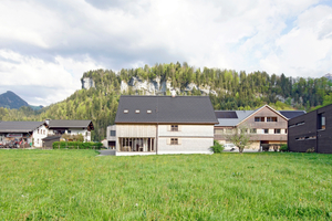  Ansicht von Westen: Neubau (links) und Bestandsgebäude unter einem Dach, Einheit und Geschwisterschaft zugleich 