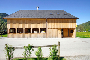  Ostansicht: rechts der Zubau mit dem durch Schiebeelemente zu öffnenden Vorraum zu ­Museum und Veranda, dem für diese Bauten ­typischen Schopf 
