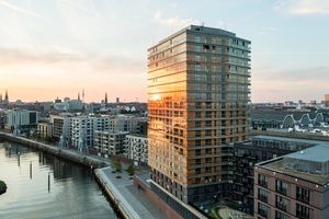  Mit ihrem minimalistischen Design ermöglichen die Lumon-Balkonverglasungen von außen einen ungehinderten Blick auf die Holzfassade des roots und von innen auf die Hamburger Hafencity 